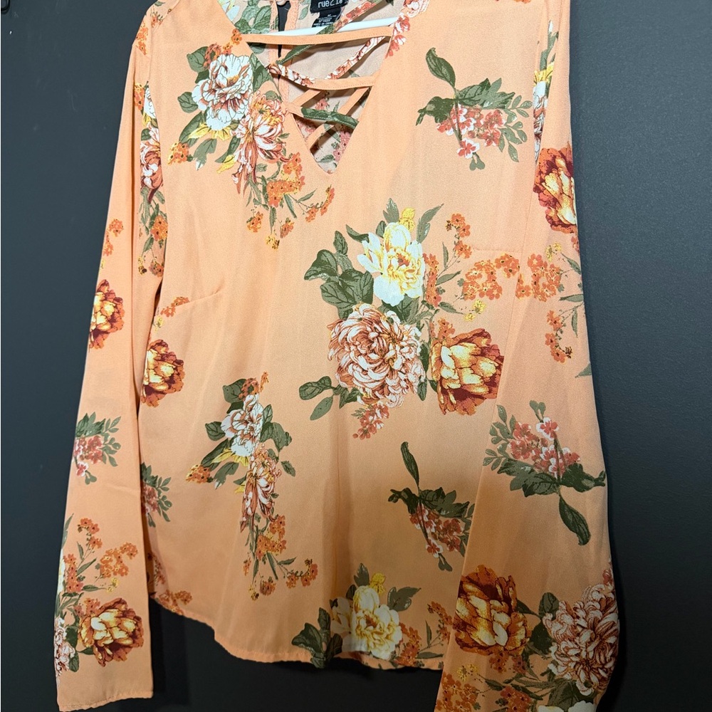 Rue 21 Floral Blouse. - Picture 5 of 7